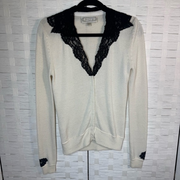 Beyond Vintage Sweaters - Beyond Vintage Cream Snap Closure with Lace Detail Lightweight Sweater Size S